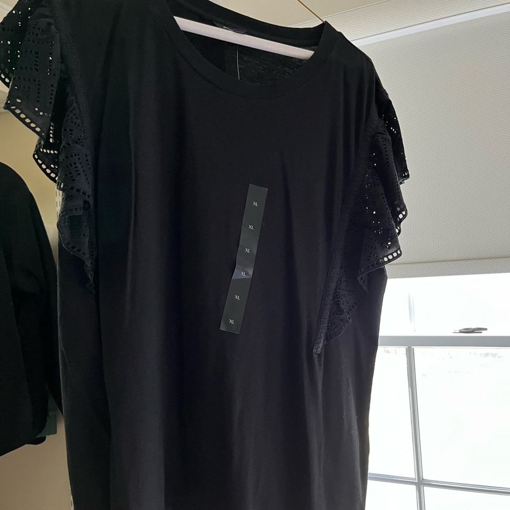 Banana Republic eyelet short sleeve shirt! Perfect for spring/summer!